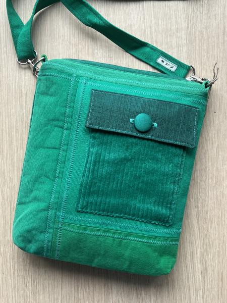 "Flickenwerk II mit Tasche" - GRASGRÜN